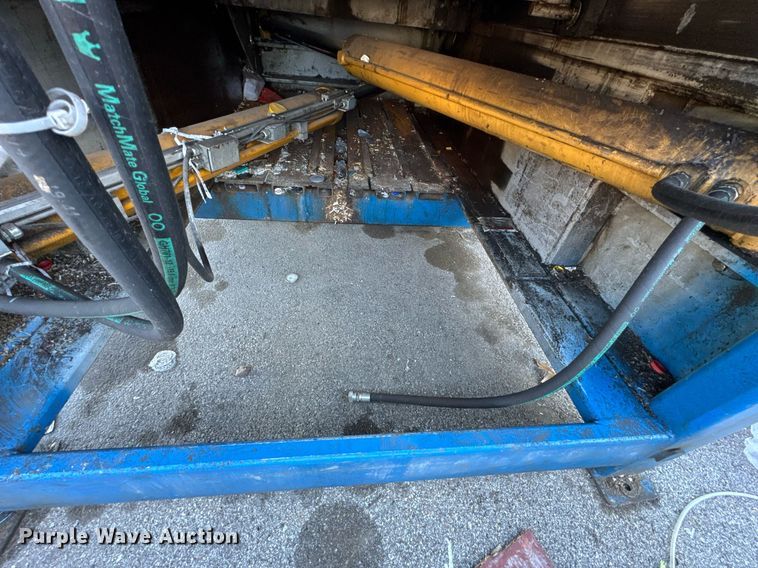 image for item DO0005 1998 Excel EX60 horizontal closed door baler