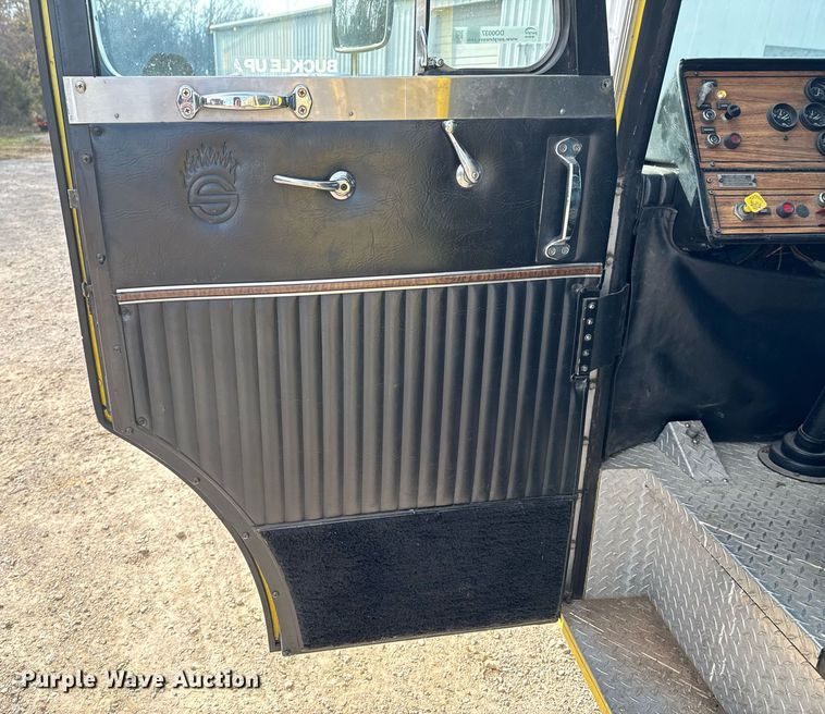 image for item DO0037 1986 Sutphen Deluge pumper fire truck