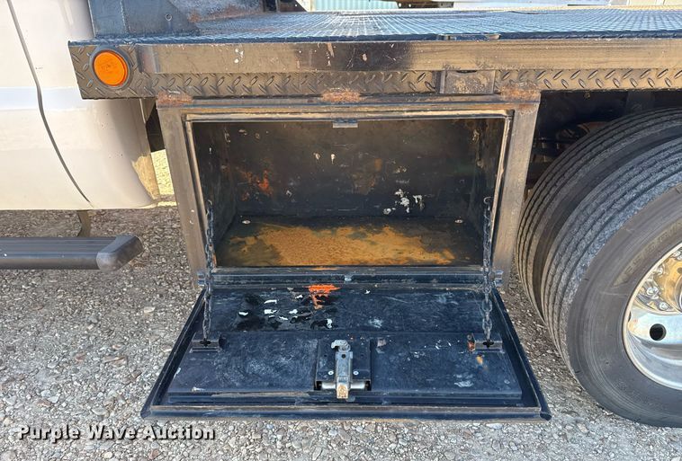 image for item DO7675 2011 Ford F450 Super Duty Crew Cab flatbed truck