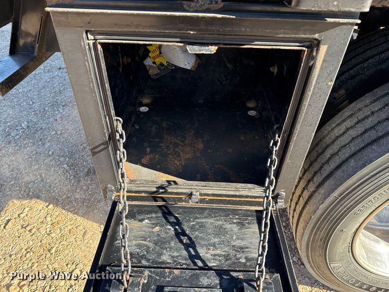 image for item DO7675 2011 Ford F450 Super Duty Crew Cab flatbed truck