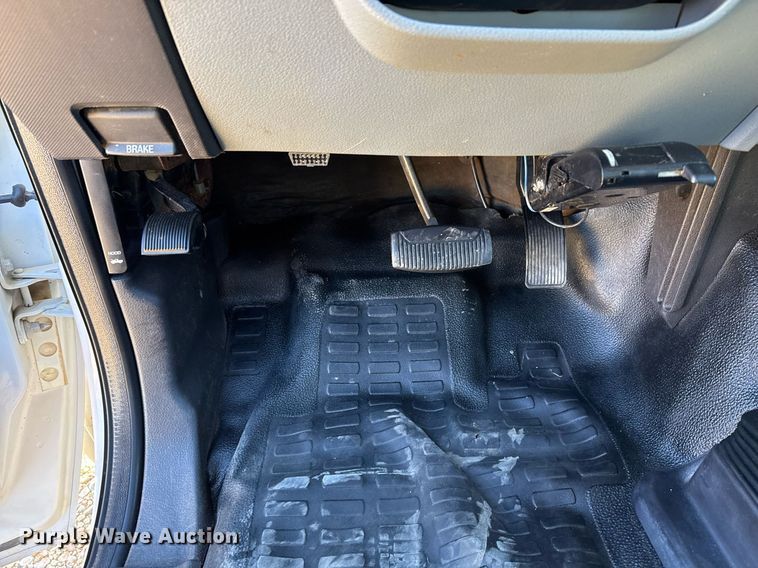 image for item DO7675 2011 Ford F450 Super Duty Crew Cab flatbed truck