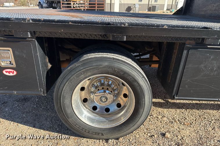 image for item DO7675 2011 Ford F450 Super Duty Crew Cab flatbed truck