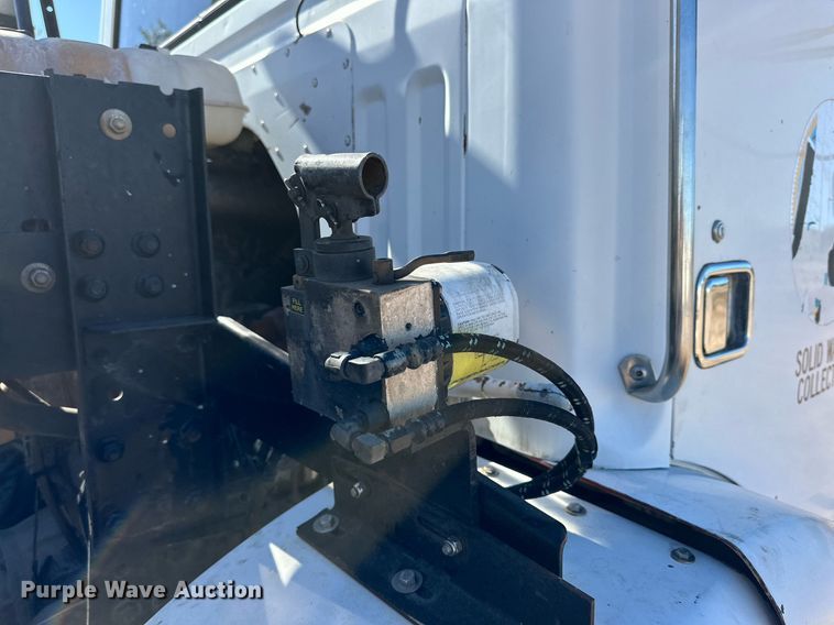 image for item DP5986 2005 Autocar refuse truck