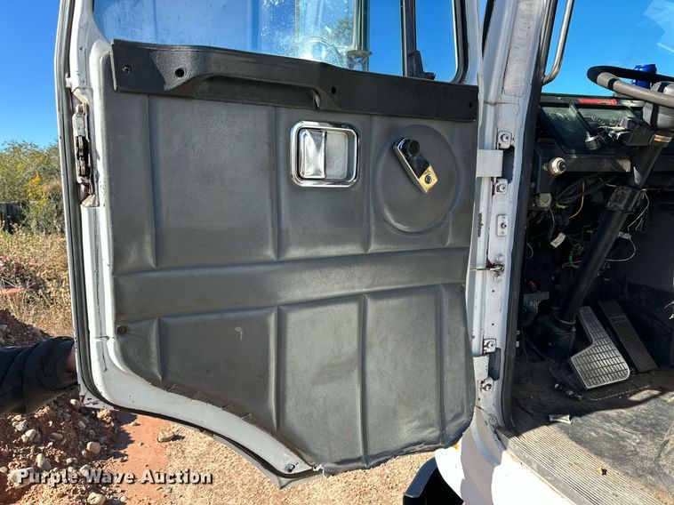 image for item DP5986 2005 Autocar refuse truck