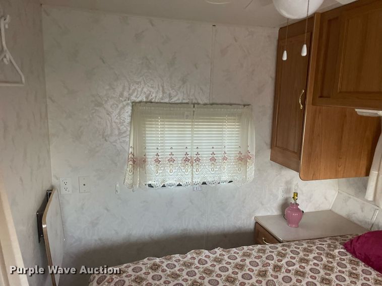 image for item DQ3120 1998 Coachmen Royal 97 RK camper