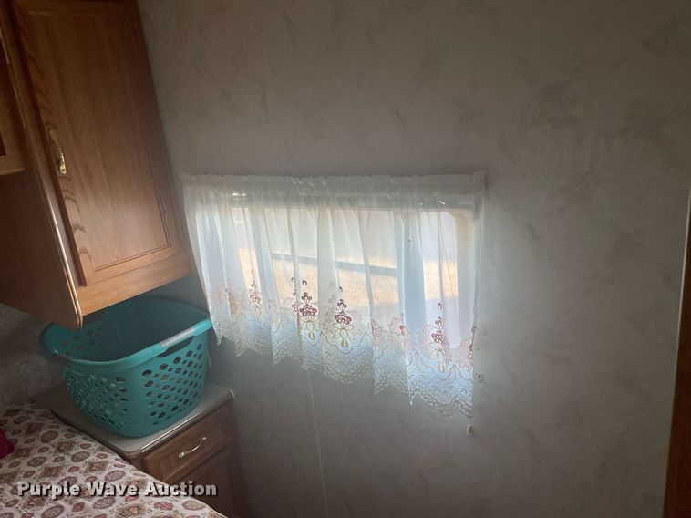 image for item DQ3120 1998 Coachmen Royal 97 RK camper