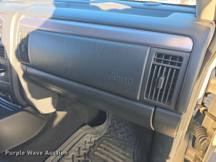 image for item DQ5335 2003 Jeep Grand Cherokee Laredo SUV