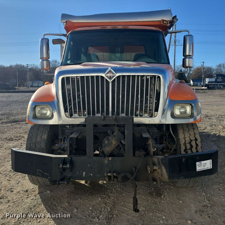 image for item DQ5336 2004 International 7400 dump truck