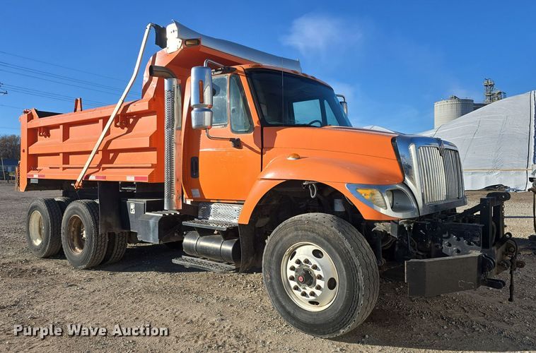 image for item DQ5336 2004 International 7400 dump truck