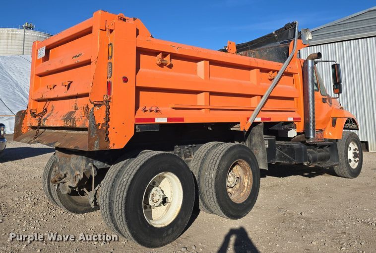 image for item DQ5336 2004 International 7400 dump truck