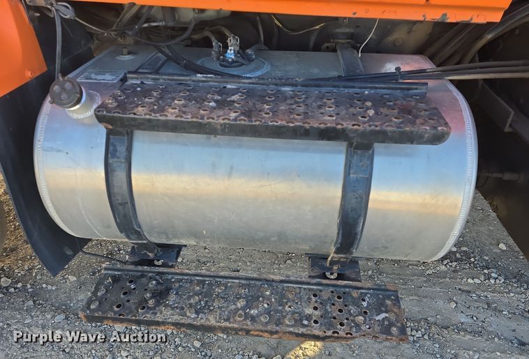 image for item DQ5336 2004 International 7400 dump truck