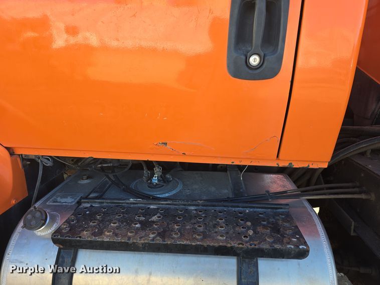 image for item DQ5336 2004 International 7400 dump truck