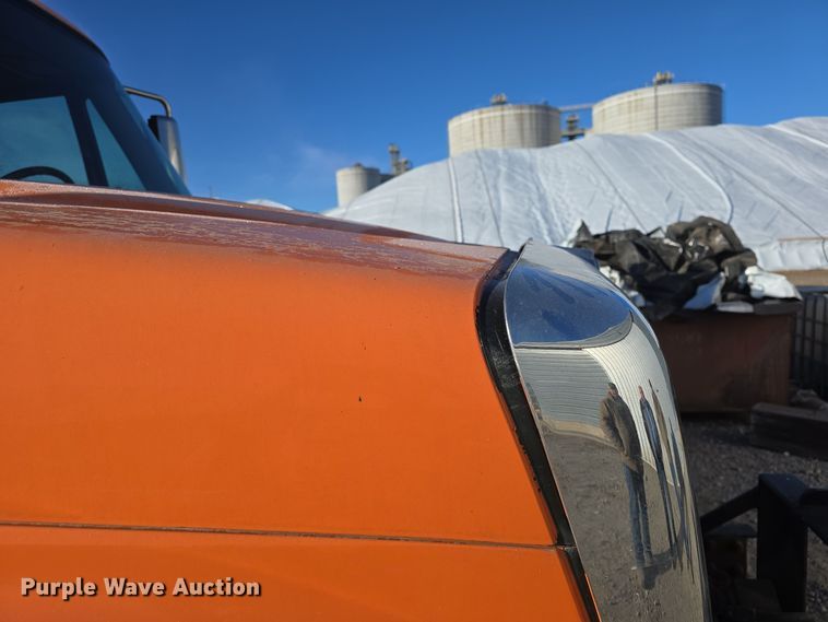 image for item DQ5336 2004 International 7400 dump truck