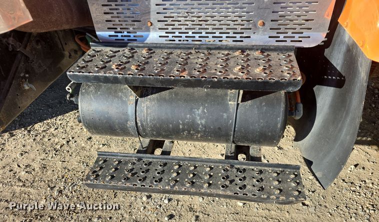 image for item DQ5336 2004 International 7400 dump truck