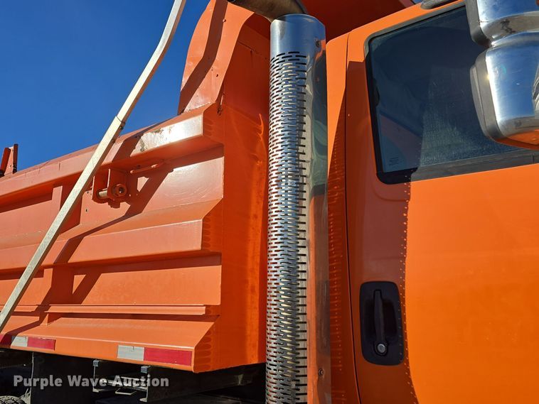 image for item DQ5336 2004 International 7400 dump truck