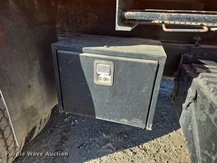 image for item DQ5336 2004 International 7400 dump truck