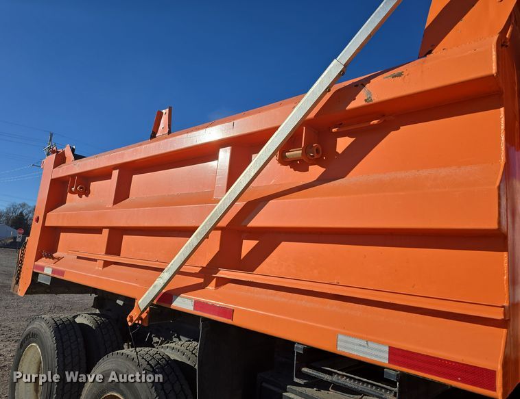 image for item DQ5336 2004 International 7400 dump truck