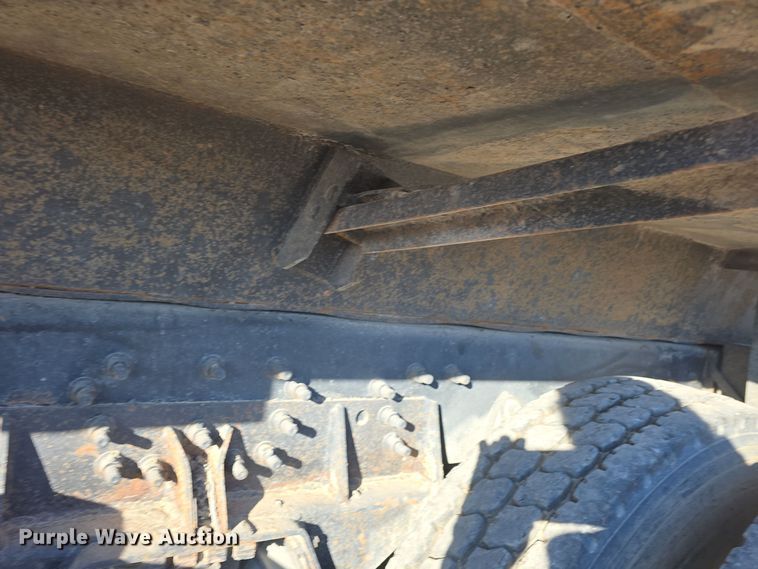 image for item DQ5336 2004 International 7400 dump truck