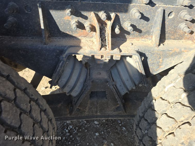 image for item DQ5336 2004 International 7400 dump truck