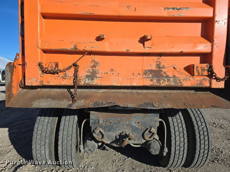 image for item DQ5336 2004 International 7400 dump truck