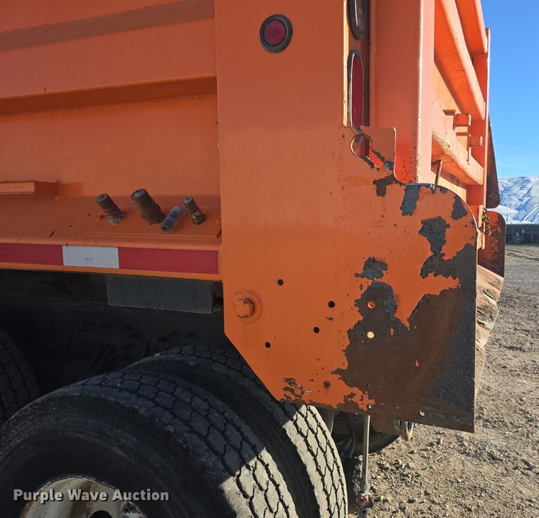 image for item DQ5336 2004 International 7400 dump truck