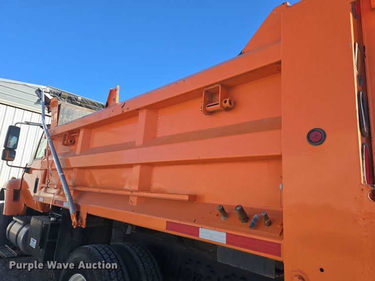 image for item DQ5336 2004 International 7400 dump truck