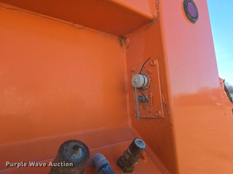 image for item DQ5336 2004 International 7400 dump truck