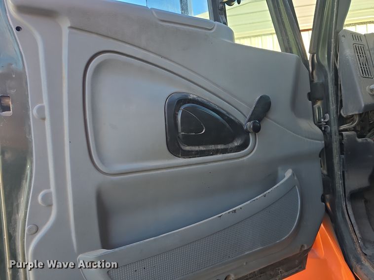 image for item DQ5336 2004 International 7400 dump truck