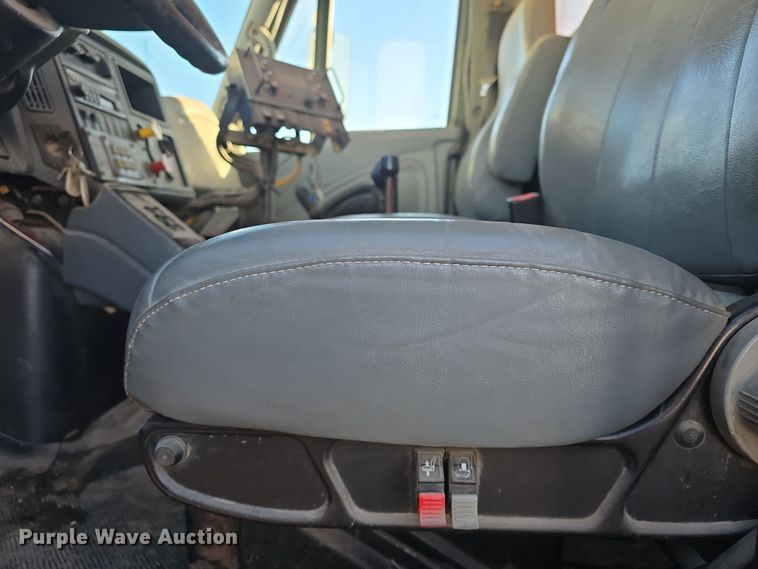 image for item DQ5336 2004 International 7400 dump truck