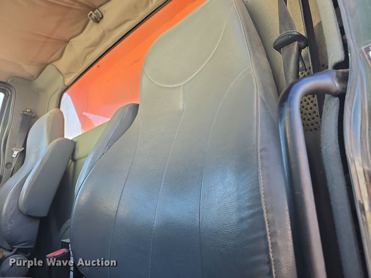 image for item DQ5336 2004 International 7400 dump truck