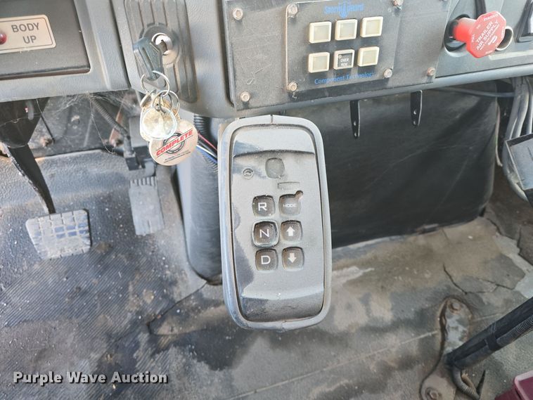 image for item DQ5336 2004 International 7400 dump truck