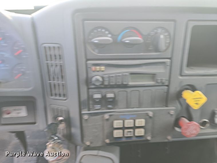 image for item DQ5336 2004 International 7400 dump truck