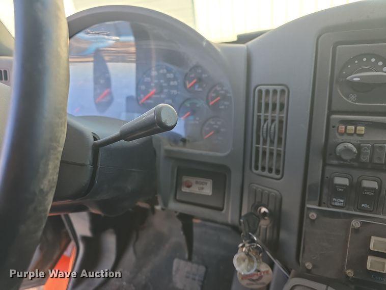 image for item DQ5336 2004 International 7400 dump truck