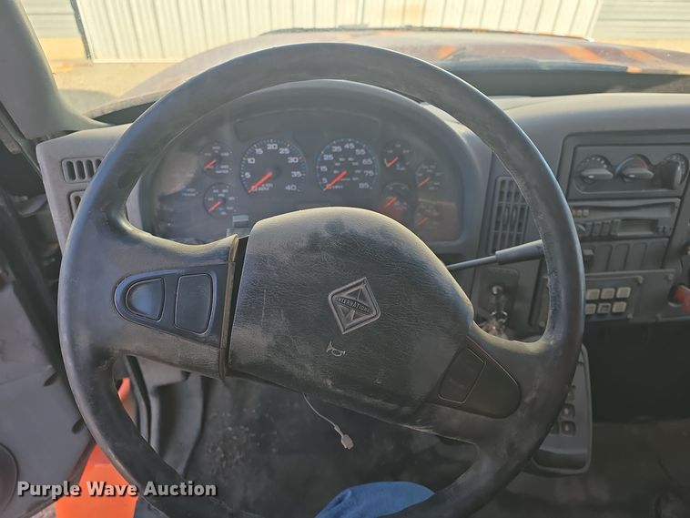 image for item DQ5336 2004 International 7400 dump truck