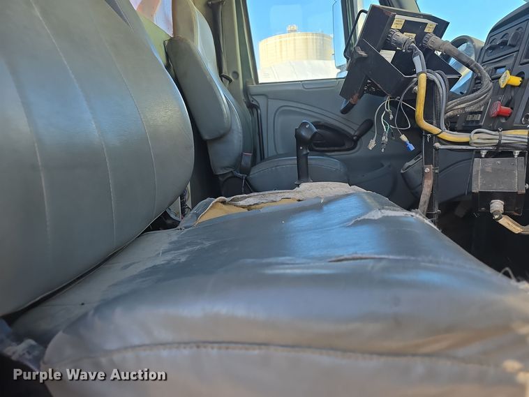 image for item DQ5336 2004 International 7400 dump truck