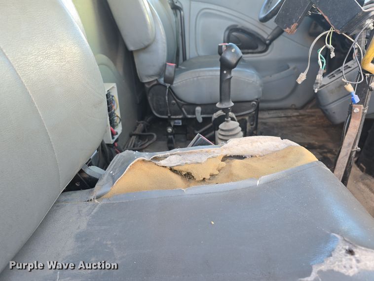 image for item DQ5336 2004 International 7400 dump truck