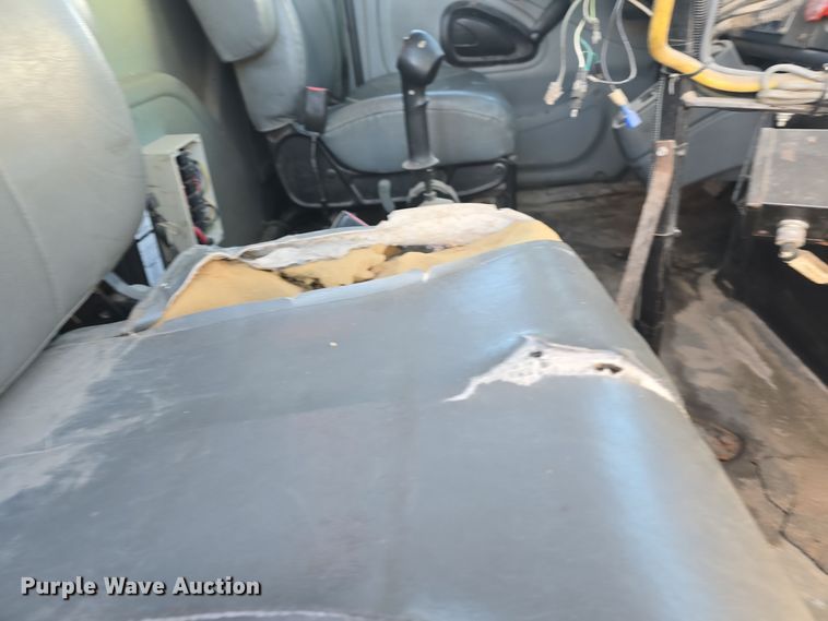 image for item DQ5336 2004 International 7400 dump truck