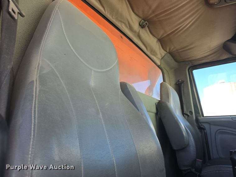 image for item DQ5336 2004 International 7400 dump truck