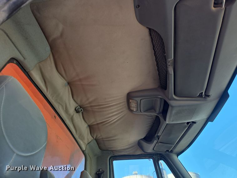 image for item DQ5336 2004 International 7400 dump truck