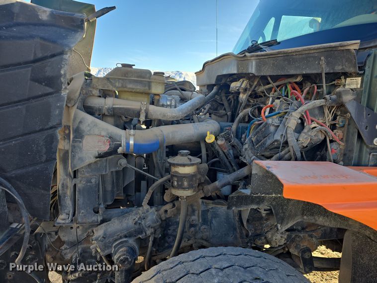 image for item DQ5336 2004 International 7400 dump truck