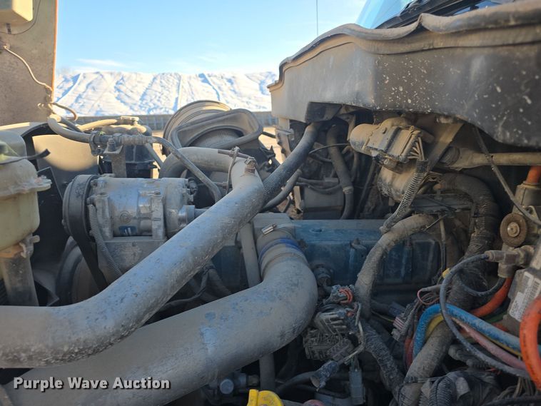 image for item DQ5336 2004 International 7400 dump truck