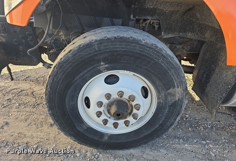 image for item DQ5336 2004 International 7400 dump truck