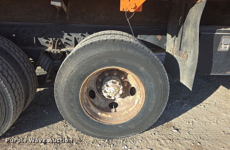 image for item DQ5336 2004 International 7400 dump truck