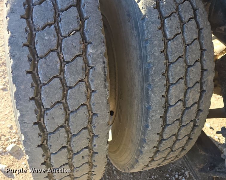 image for item DQ5336 2004 International 7400 dump truck