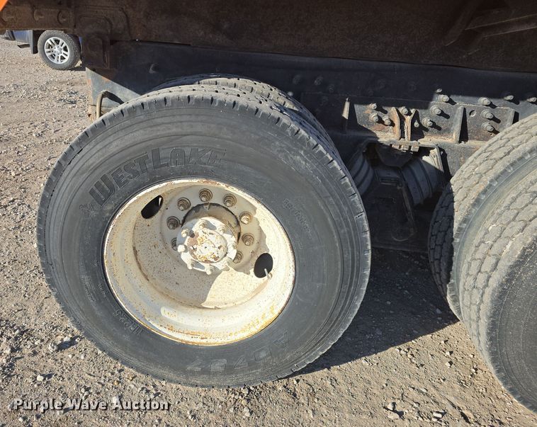 image for item DQ5336 2004 International 7400 dump truck