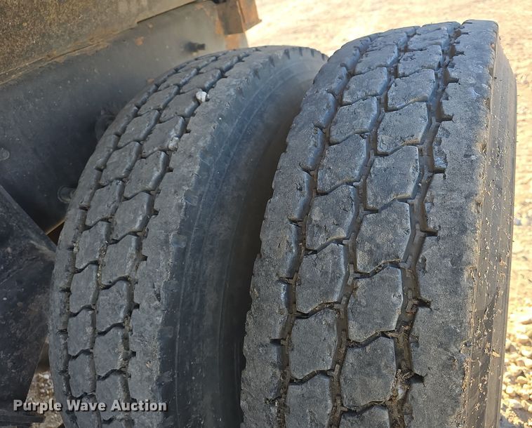 image for item DQ5336 2004 International 7400 dump truck