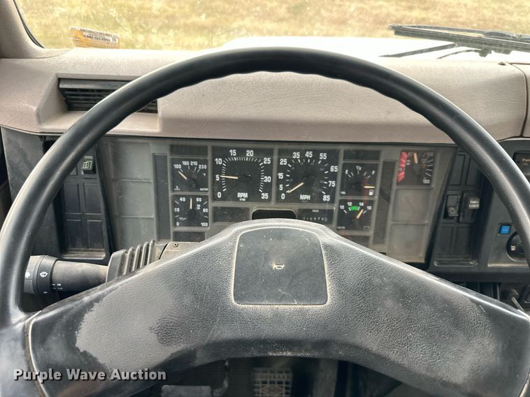 image for item DQ6529 1997 International 4700 tanker fire truck