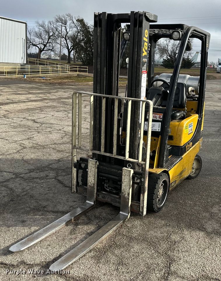 image for item DQ6531 Yale forklift