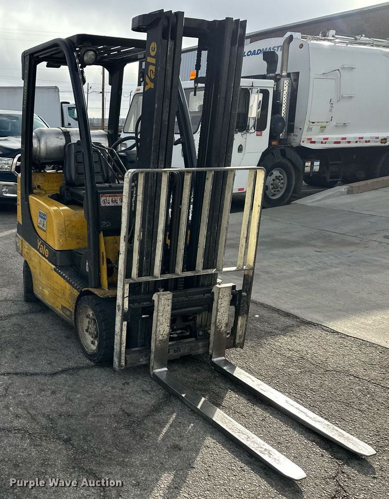 image for item DQ6531 Yale forklift