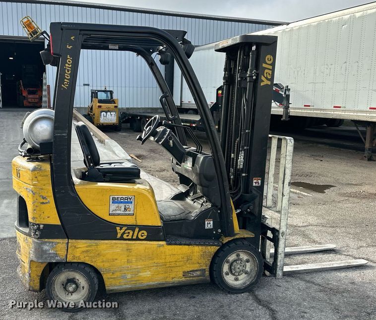 image for item DQ6531 Yale forklift